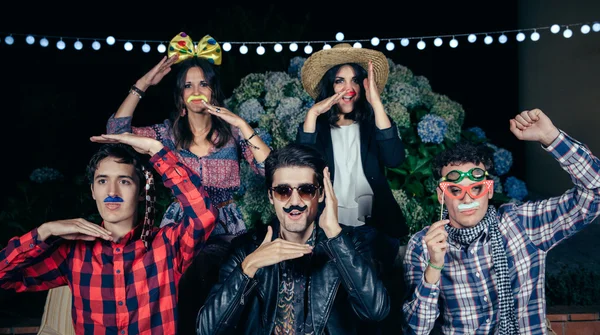 Amigos felices divirtiéndose con disfraces en una fiesta — Foto de Stock