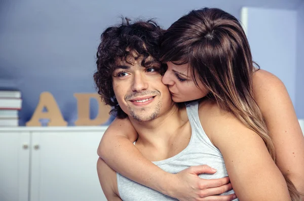 Mooie vrouw kussen en omhelzen te gelukkig man — Stockfoto
