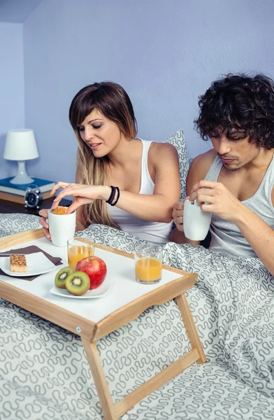 Par med frukost i sängen över facket — Stockfoto