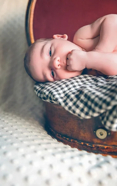 Bebê recém-nascido descansando acima da mala de viagem — Fotografia de Stock