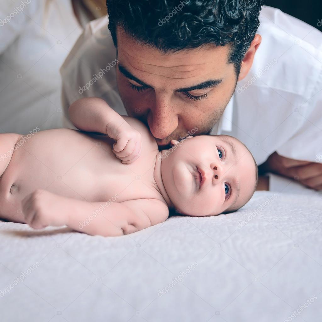 Homme Embrassant A Nouveau Ne Paisible Couche Sur Le Lit Image Libre De Droit Par Doble Dphoto C