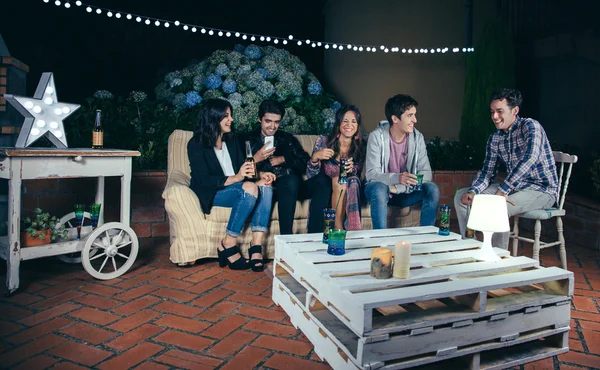 Amigos felices bebiendo y divirtiéndose en una fiesta — Foto de Stock