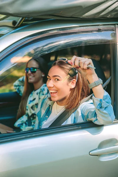 Mulher feliz mostrando as chaves do carro pronto para começar a viagem — Fotografia de Stock