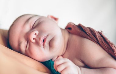 Yeni doğan bebek anne göğüs üzerinde huzur içinde uyku