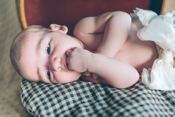 Bebê recém-nascido descansando acima da mala de viagem — Fotografia de Stock