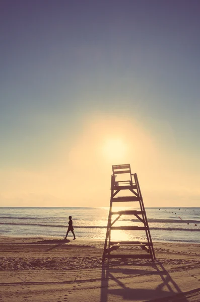 Chaise Baywatch à la plage au coucher du soleil d'été — Photo