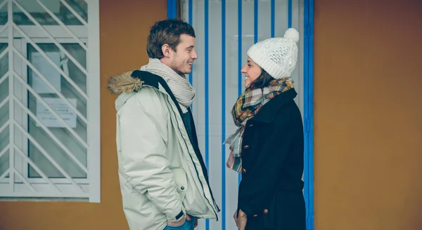 Felice coppia guardando l'un l'altro e ridendo all'aperto — Foto Stock