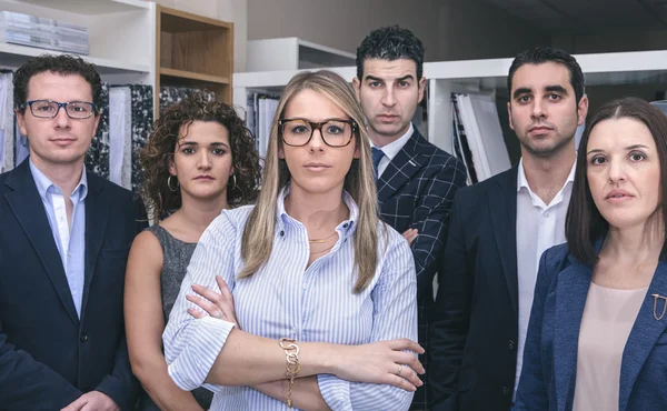 Fechar a equipe executiva em pé na sede — Fotografia de Stock