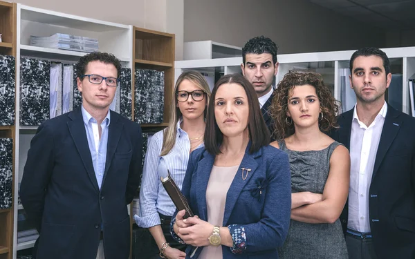 Retrato del equipo ejecutivo de pie en la sede — Foto de Stock