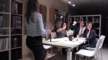 Office sırasında arkadaşlarıyla eğlenmek için gelen Şef