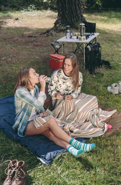 Donna che beve acqua con un amico in campeggio — Foto Stock