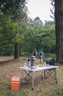 Kadınlar ön planda kamp tabloyla hiking