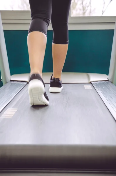Wpman legs warming up over treadmill in training session — Stock Photo, Image