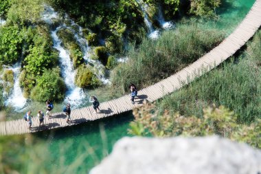 Güzel manzara Şelalesi, doğa manzarası içinde milli park Plitvice lakes - Plitvi kaya duvarları? ka jezera