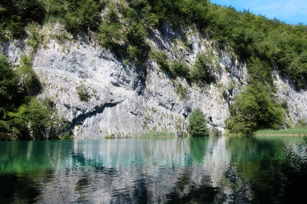 Красивые пейзажи водопад, скальные стены, потрясающие виды на природу в национальном парке Плитвицкие озера - Плитвицкая Езера, Хорватия — стоковое фото