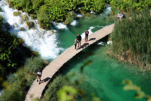 Gyönyörű táj vízeséssel, sziklafalak, lenyűgöző a nemzeti park Plitvicei-tavak - Plitvi kilátást nyújtanak a természetre? ka jezera — Stock Fotó