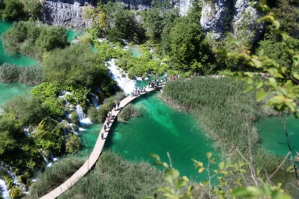 Красивые пейзажи водопад, скальные стены, потрясающие виды на природу в национальном парке Плитвицкие озера - Плитвицкая Езера, Хорватия — стоковое фото