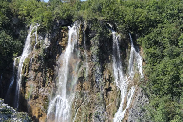 Beautiful landscapes waterfall, rock walls, stunning nature views in National park Plitvice lakes - Plitvička jezera, Croatia — Stock Photo, Image