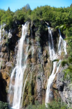 Güzel manzara Şelalesi, doğa manzarası içinde milli park Plitvice lakes - Plitvi kaya duvarları? ka jezera, Hırvatistan