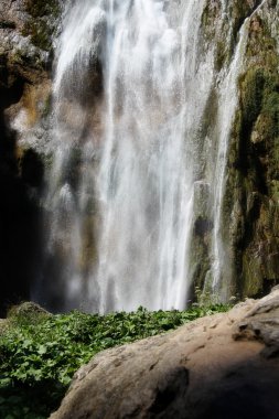 Güzel manzara Şelalesi, doğa manzarası içinde milli park Plitvice lakes - Plitvi kaya duvarları? ka jezera, Hırvatistan