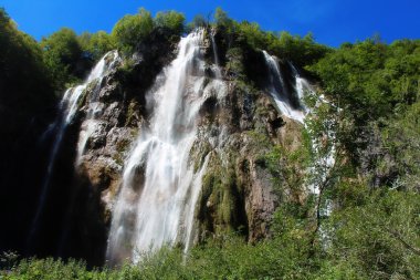 Güzel manzara Şelalesi, doğa manzarası içinde milli park Plitvice lakes - Plitvi kaya duvarları? ka jezera, Hırvatistan