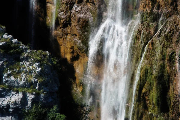 Beautiful landscapes waterfall, rock walls, stunning nature views in National park Plitvice lakes - Plitvička jezera, Croatia — Stock Photo, Image