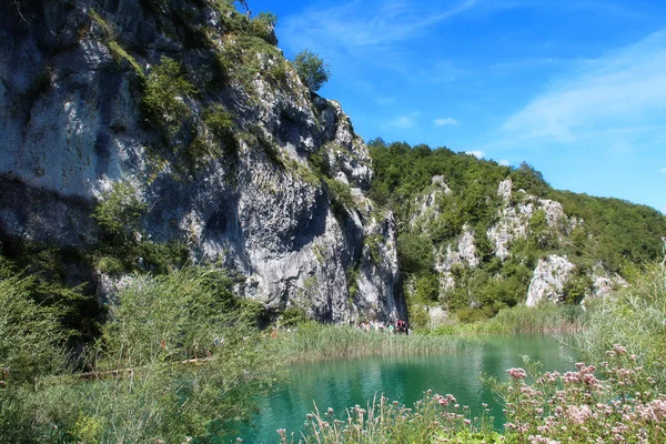 Schöne Landschaften Wasserfall, Felswände, atemberaubende Aussicht auf die Natur im Nationalpark plitvice Seen - plitvička jezera, Kroatien — Stockfoto