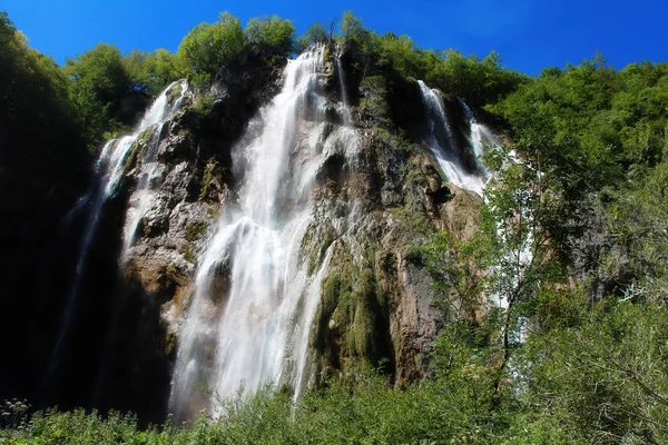 Gyönyörű táj vízeséssel, sziklafalak, lenyűgöző a nemzeti park Plitvicei-tavak - Plitvi kilátást nyújtanak a természetre? ka jezera, Horvátország — Stock Fotó