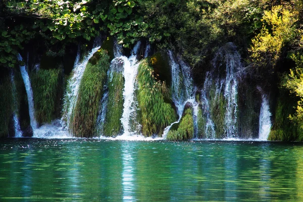 Gyönyörű táj vízeséssel, sziklafalak, lenyűgöző a nemzeti park Plitvicei-tavak - Plitvi kilátást nyújtanak a természetre? ka jezera, Horvátország — Stock Fotó
