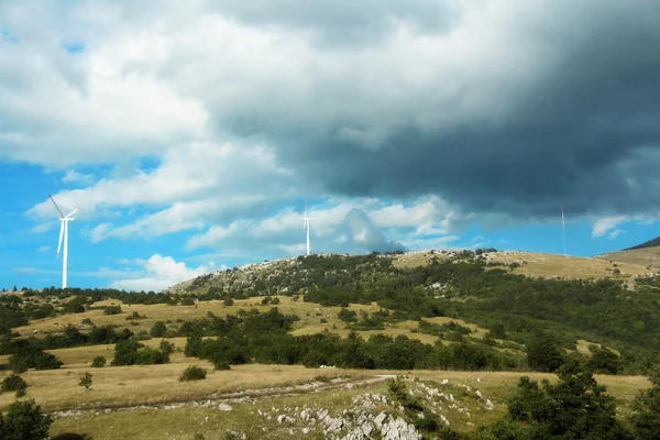 風力タービン エネルギー発電機山、クロアチアで — ストック写真