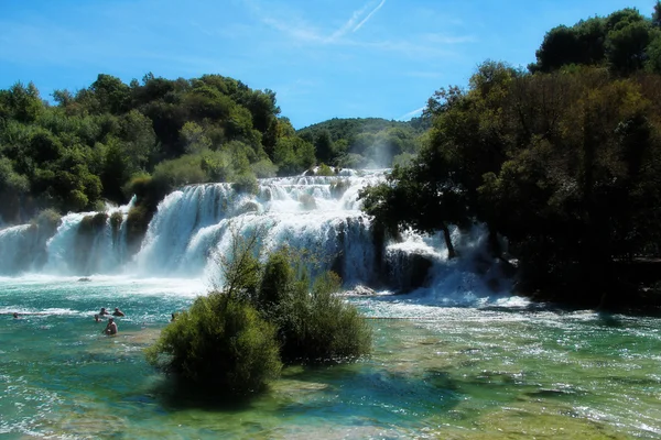 Sok vízesésekkel és a lenyűgöző természeti táj a krka nemzeti park, Horvátország — Stock Fotó