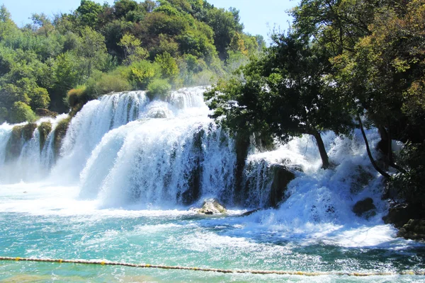 Viele Wasserfälle und atemberaubende Naturlandschaften im Nationalpark Krka, Kroatien — Stockfoto