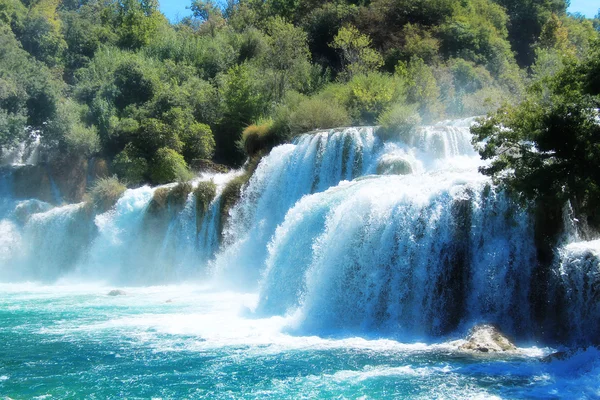 Sok vízesésekkel és a lenyűgöző természeti táj a krka nemzeti park, Horvátország — Stock Fotó