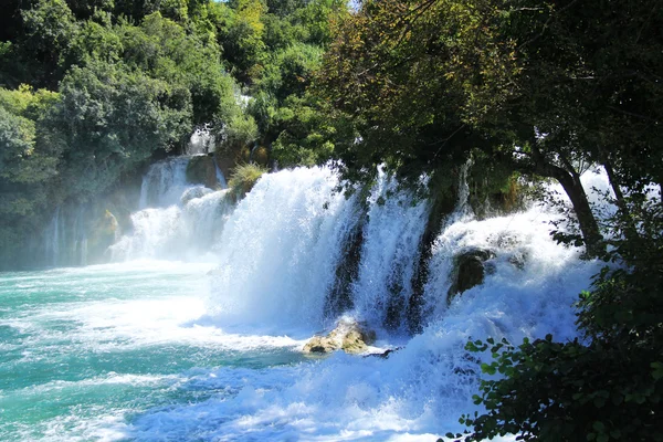 Sok vízesésekkel és a lenyűgöző természeti táj a krka nemzeti park, Horvátország — Stock Fotó