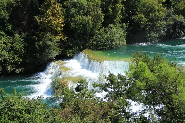 Muchas cascadas y paisajes naturales impresionantes en el Parque Nacional Krka, Croacia —  Fotos de Stock
