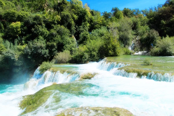 Nombreuses cascades et paysages naturels magnifiques dans le parc national de Krka, Croatie — Photo