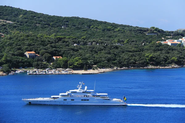 Kapal, kapal pesiar, kapal menikmati pemandangan indah pantai laut Adriatik pegunungan — Stok Foto
