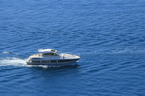 Bateaux, yachts, bateaux profitant de la mer Adriatique belle vue sur le paysage de montagne — Photo