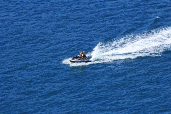 Um casal dirigindo waverunners e desfrutar do mar Adriático — Fotografia de Stock