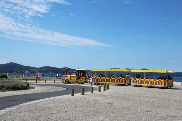 Turis kereta ditembak dekat pantai Laut Adriatik di Zadar — Stok Foto