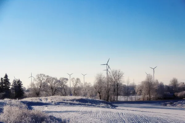 Vackra kall vinterlandskap med vindkraftverk på bakgrund — Stockfoto