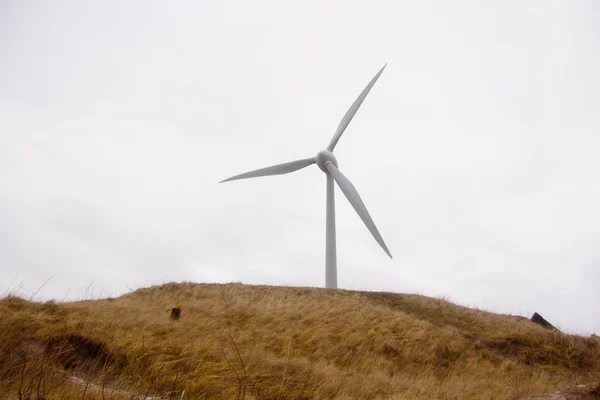 Alternative energy wind turbine rotating — Stock Photo, Image