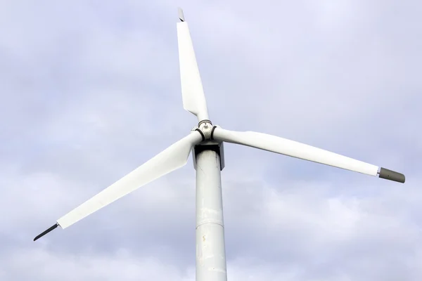 Вращающаяся ветряная турбина альтернативной энергии — стоковое фото