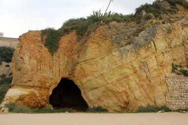 Atlantik Okyanusu kıyısında yakınındaki yüksek kayalıklarla