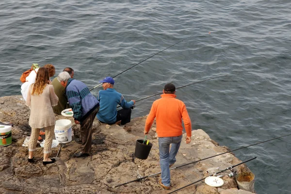 Abril 2015, Algarve: Pescador e turista com vista para as capturas na costa oeste de Portugal — Fotografia de Stock