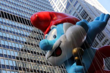 Smurf balloon at Macys Thanksgiving Day parade