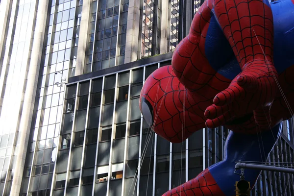 メイシーズ感謝祭パレードでスパイダーマン バルーン — ストック写真