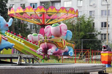Atlıkarınca hayvanlar çocuklar çekim luna park olarak