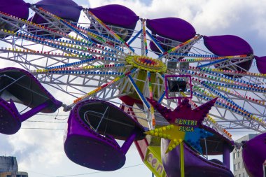 Luna park içinde büyük atlıkarınca tekerlek