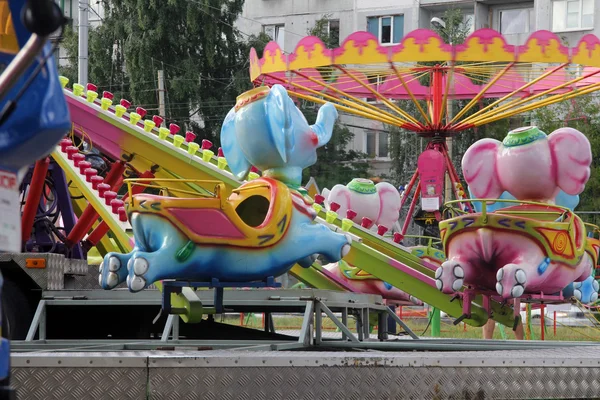 Karusellen djur som barnen attraktion i luna park — Stockfoto